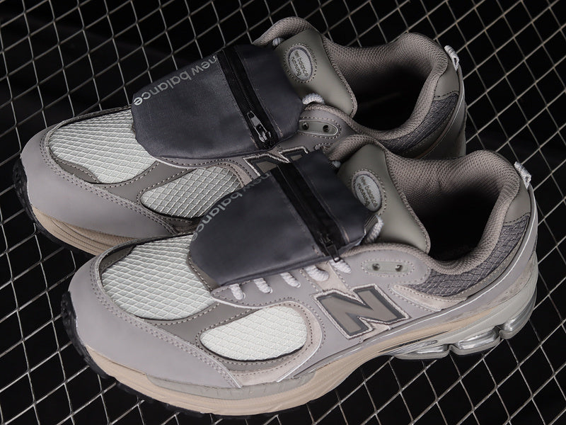 New Balance 2002R Pouch [M2002RVC]