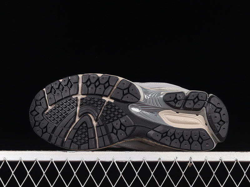 New Balance 2002R Pouch [M2002RVC]