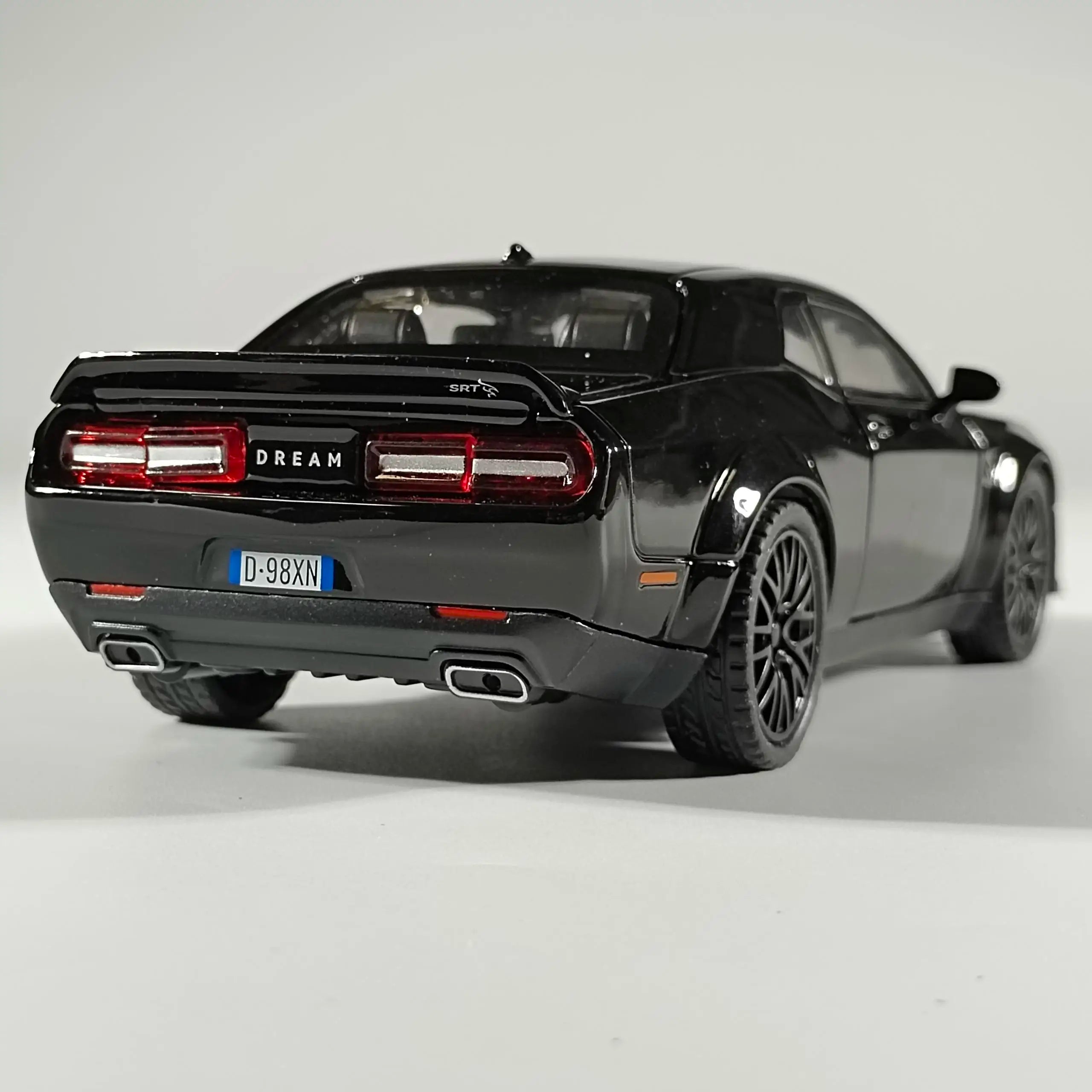 1:32 Dodge Challenger Hellcat