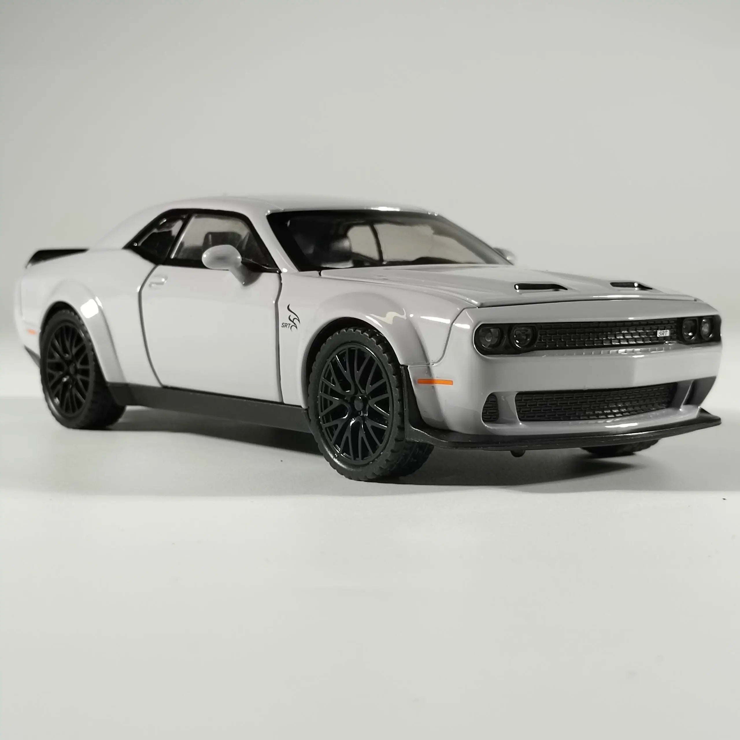 1:32 Dodge Challenger Hellcat