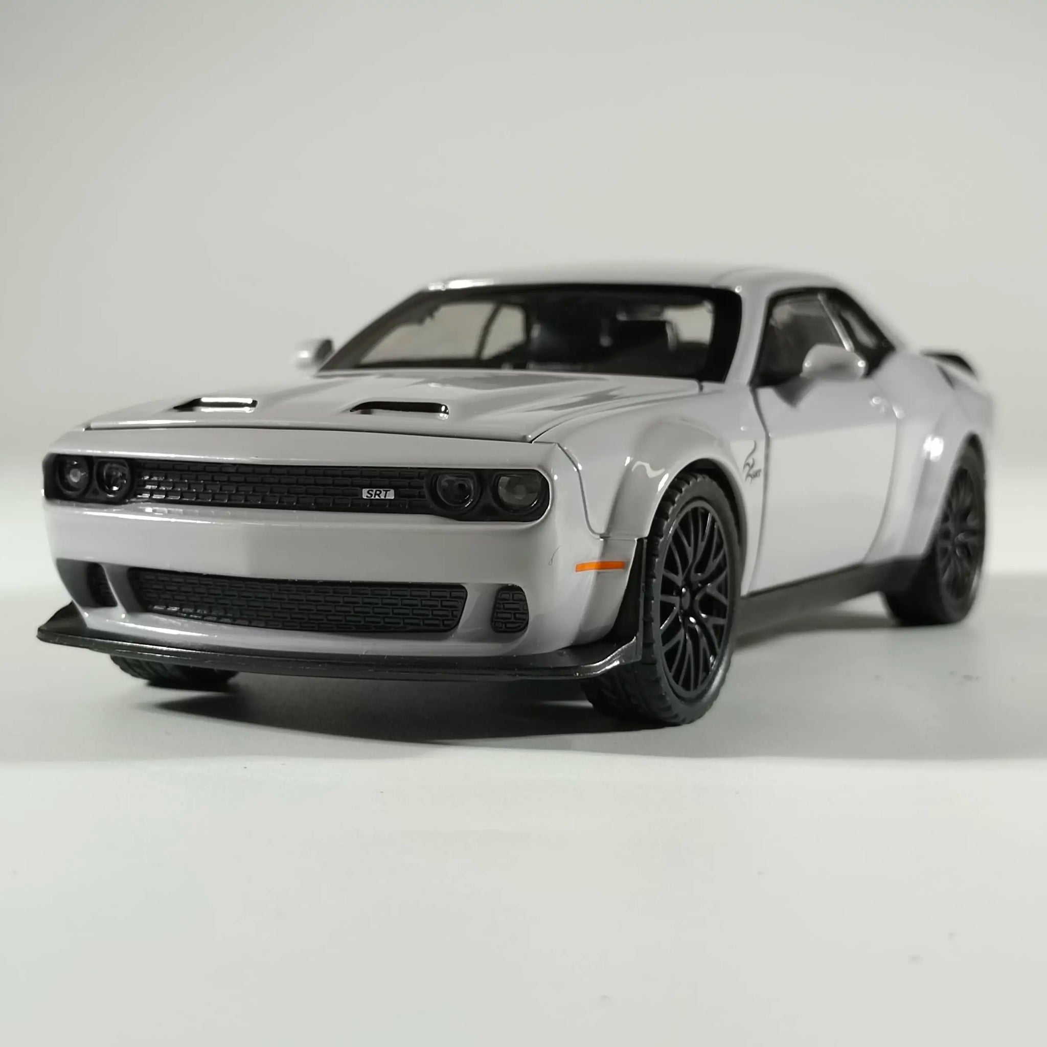 1:32 Dodge Challenger Hellcat