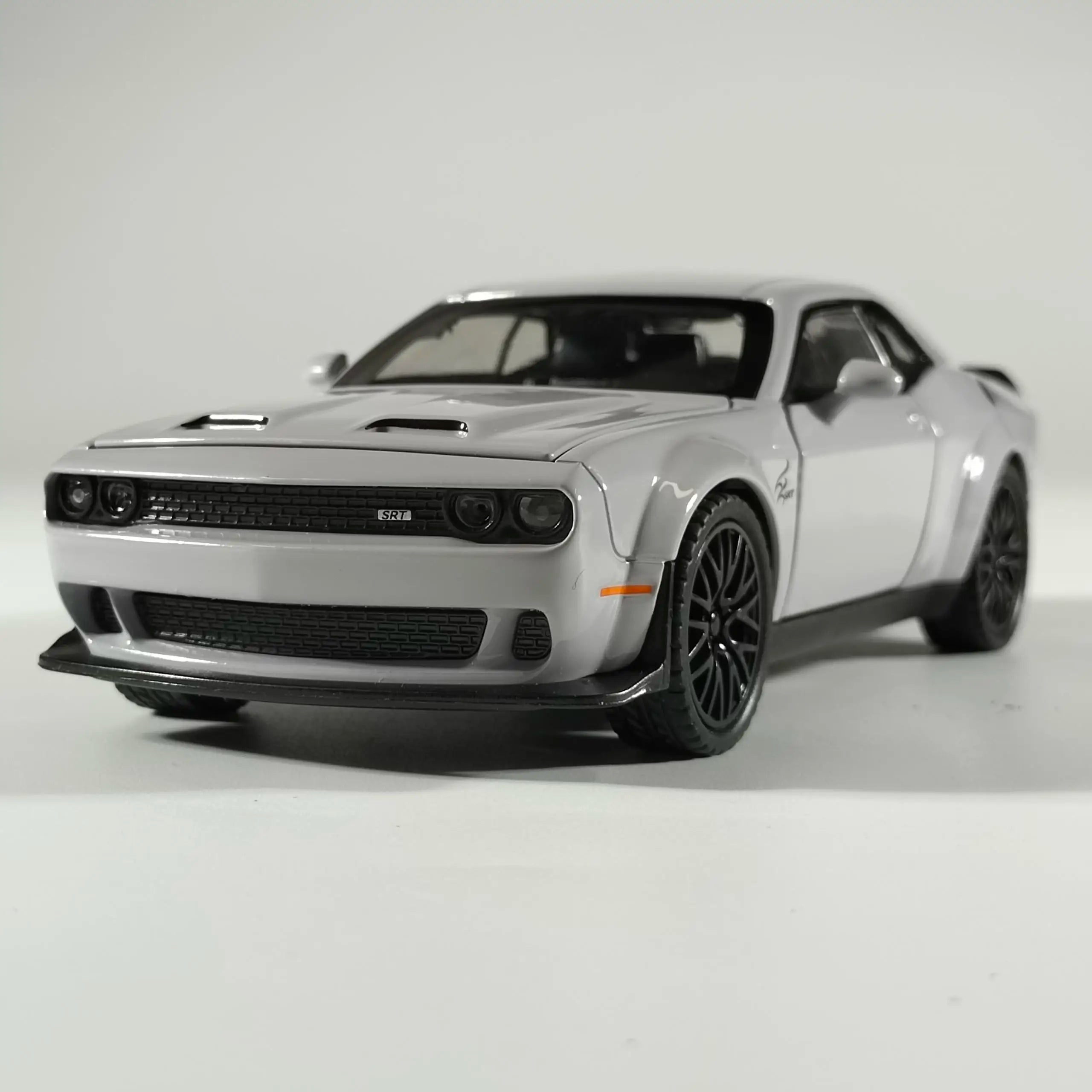 1:32 Dodge Challenger Hellcat