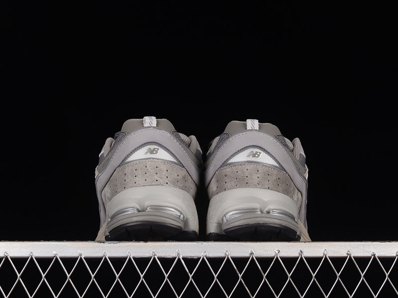 New Balance 2002R Pouch [M2002RVC]